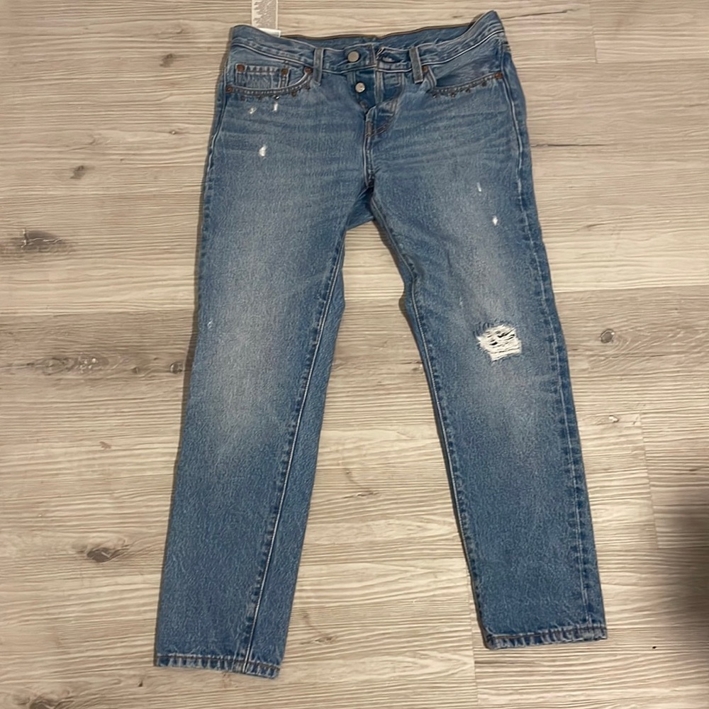 501 Levi’s with ripped knee